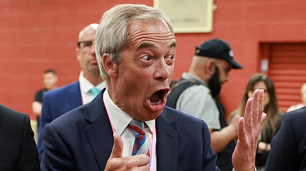 L�dr strany Reform UK Nigel Farage po ozn�men� t�sn�ch v�sledk� v m�stn�ch volb�ch (2. kv�tna 2025)