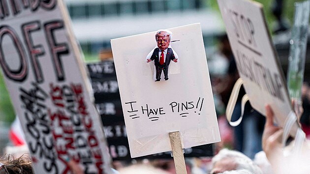 Prvom�jov� demonstrace v USA se a� na v�jimky nesly v duchu kritiky prezidenta Donalda Trumpa. (1. kv�tna 2025)