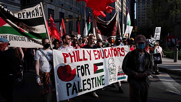 Prvom�jov� demonstrace v USA se a� na v�jimky nesly v duchu kritiky prezidenta Donalda Trumpa. (1. kv�tna 2025)