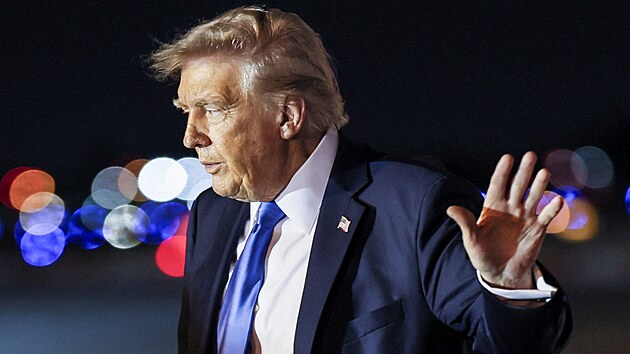 Donald Trump na mezin�rodn�m leti�ti v Pulm Beach. (1. kv�tna 2025)