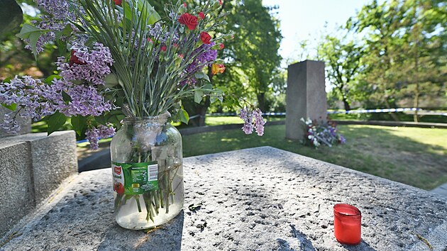V Teplicch nkdo zniil pomnk vojkm Rud armdy. Z podstavce strhl sochu a zcela ji zniil. Na mst tedy nyn stoj jen sokl. (9. kvtna 2025)