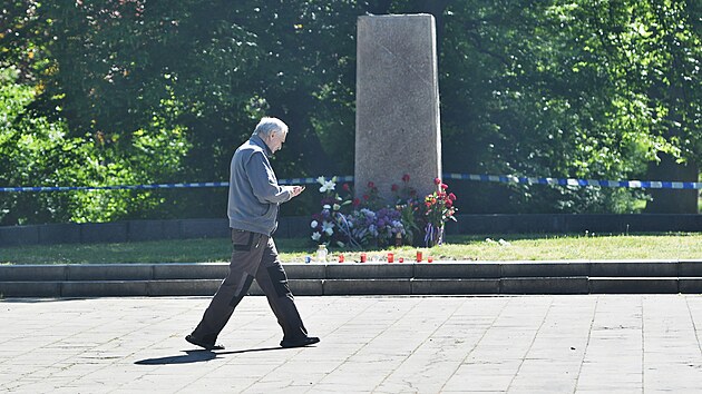 V Teplicch nkdo zniil pomnk vojkm Rud armdy. Z podstavce strhl sochu a zcela ji zniil. Na mst tedy nyn stoj jen sokl. (9. kvtna 2025)