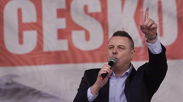 Celonrodn veejn setkn pi pleitosti 80. vro od konce druh svtov vlky. Staromstsk nmst v Praze. Pod spolek esko proti bd. Na snmku Jindich Rajchl (PRO). (8. kvten 2025)