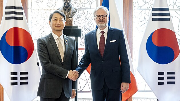 Korejsk ministr obchodu, prmyslu a energetiky An Tuk-Kun a premir Petr Fiala (ODS) ped jednnm. (7. kvtna 2025)