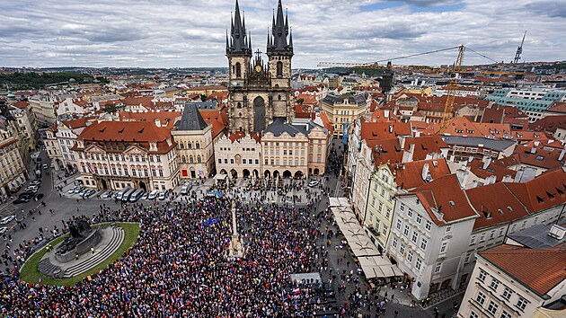 Celon�rodn� ve�ejn� setk�n� p�i p��le�itosti 80. v�ro�� od konce druh� sv�tov� v�lky. Starom�stsk� n�m�st� v Praze. Po��d� spolek �esko proti b�d�. (8. kv�ten 2025)