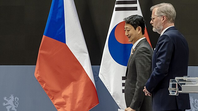 Korejsk ministr obchodu, prmyslu a energetiky An Tuk-Kun a premir Petr Fiala (ODS) bhem jednn. (7. kvtna 2025)