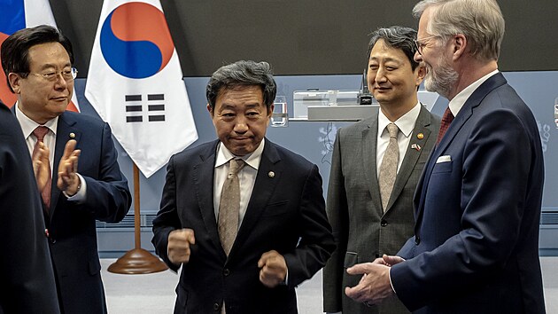 Korejsk ministr obchodu, prmyslu a energetiky An Tuk-Kun a premir Petr Fiala (ODS) bhem jednn. (7. kvtna 2025)