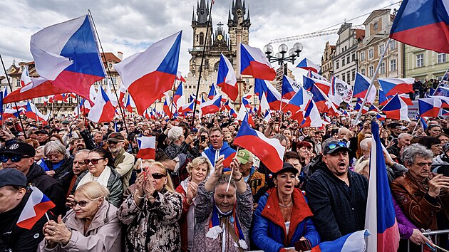 Celonrodn veejn setkn pi pleitosti 80. vro od konce druh svtov vlky. Staromstsk nmst v Praze. Pod spolek esko proti bd. (8. kvten 2025)