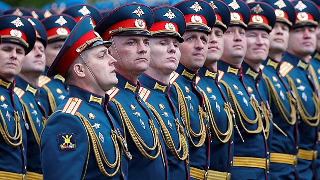 Rusko si na Rud�m n�m�st� v Moskv� p�ipom�n� vojenskou p�ehl�dkou konec Velk� vlasteneck� v�lky, tedy 80. v�ro�� por�ky nacistick�ho N�mecka. (9. kv�tna 2025)