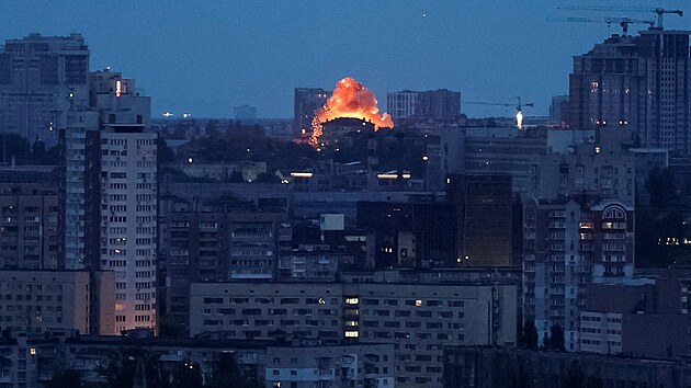 Kyjev v noci elil dronm, ale i raketm, kter na ukrajinskou metropoli vyslalo Rusko. (7. kvtna 2025)