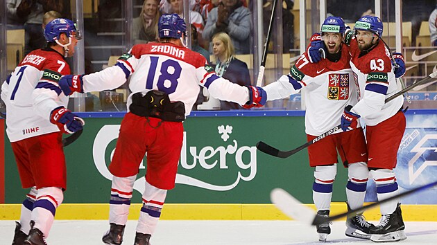 �e�t� hokejist� se raduj� z g�lu Filipa Pyrochty (druh� zprava) proti �v�carsku.