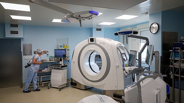 Modern CT skener v libereck nemocnici poskytne okamit vsledky i bhem operace pacienta.