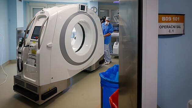 Modern CT skener v libereck nemocnici poskytne okamit vsledky i bhem operace pacienta.