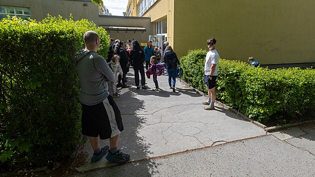 Policist v Jablonci provovali oznmen o uloen vbuniny v budov Zkladn koly Mozartova. (5. kvtna 2025)