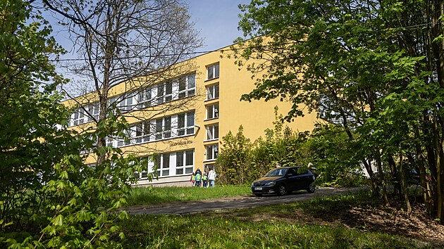 Policist v Jablonci provovali oznmen o uloen vbuniny v budov Zkladn koly Mozartova. (5. kvtna 2025)