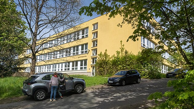 Policist v Jablonci provovali oznmen o uloen vbuniny v budov Zkladn koly Mozartova. (5. kvtna 2025)