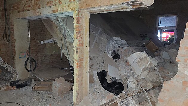 V hotelu v beskydské Čeladné se zbortil strop, hasiči vyprošťovali zavalené lidi