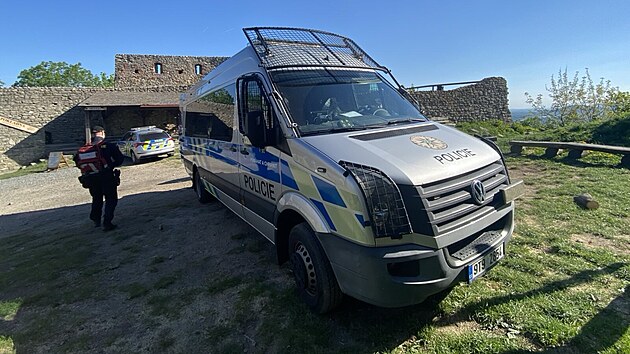 Ptrn po trnctiletm chlapci ze Starho Jina - Jiiny, kter skonilo spn. Hoch byl nalezen v sousednm Novm Jin. Jak je patrn z fotografie, hledali i v arelu zceniny hradu Star Jin. (2. kvtna 2025)
