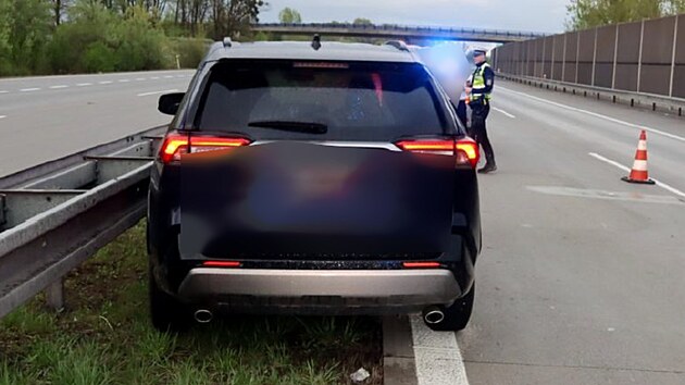 Automobil ukraden v Rakousku, kter zastavili policist na dlnici D1 za Ostravou ve smru do Polska. Zadreli i jeho idie  zlodje. (2. kvtna 2025)