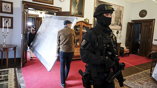 Zmek v Kunn na Novojinsku host uniktn obraz rakousk csaovny Sissi, portrt se od konce kvtna do konce jna stane soust vstavy. Na pevoz dohleli policejn tkoodnci. (6. kvtna 2025)