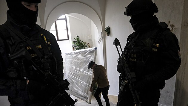 Zmek v Kunn na Novojinsku host uniktn obraz rakousk csaovny Sissi, portrt se od konce kvtna do konce jna stane soust vstavy. Na pevoz dohleli policejn tkoodnci. (6. kvtna 2025)