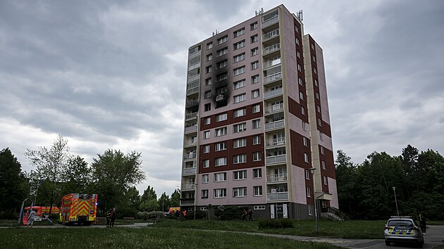 V sedmm podla panelovho domu v Ostrav - Dubin zejm vybuchla elektrokolobka a byt pot zachvtil por. Destky lid se nadchaly koue, vichni obyvatel domu se museli evakuovat. (7. kvtna 2025)