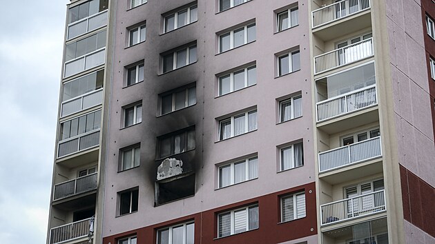 V sedm�m podla�� panelov�ho domu v Ostrav� � Dubin� z�ejm� vybuchla elektrokolob�ka a byt pot� zachv�til po��r. Des�tky lid� se nad�chaly kou�e, v�ichni obyvatel� domu se museli evakuovat. (7. kv�tna 2025)