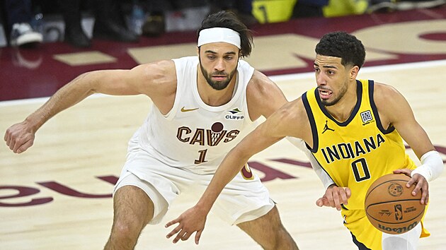 Tyrese Haliburton (vpravo) z Indiany se sna�í obejít Maxe Struse z Clevelandu.