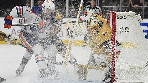 Connor McDavid se sna�� dorazit puk v brankovi�ti  Adina Hilla.