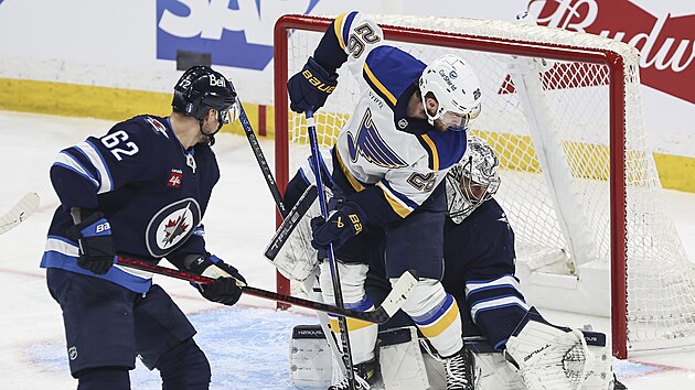 Nathan Walker teuje kotou pred Connorem Helleybuckem a dv gl.