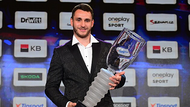 Ond�ej Beránek s trofejí pro nejlep�ího hokejistu extraligové sezony.
