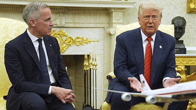 Americk prezident Donald Trump (vpravo) s kanadskm premirem Markem Carneym v Blm dom (6. kvtna 2025)
