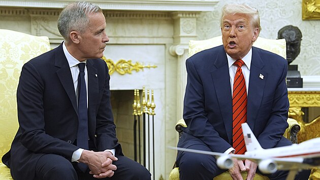 Americk prezident Donald Trump (vpravo) s kanadskm premirem Markem Carneym v Blm dom (6. kvtna 2025)