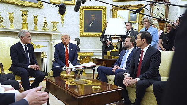 Americk prezident Donald Trump s kanadskm premirem Markem Carneym v Blm dom (6. kvtna 2025)