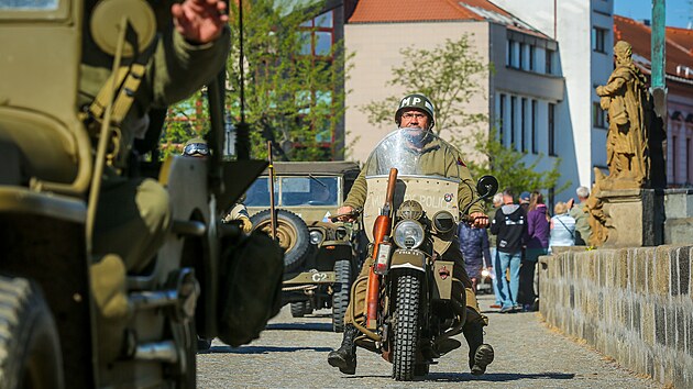 Dpy, motocykly i dal vojensk vozy pejely Kamenn most v Psku.