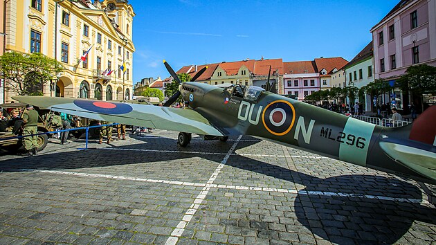 Vojensk technika obsadila Velk nmst v Psku. Lid obdivovali i sthaku Spitfire.