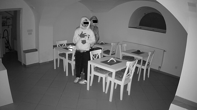 Policist hledaj dva mue, kte byli v dob krdee v pekastv.