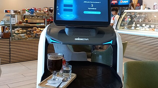 V pseck kavrn si host chvl netradinho pomocnka. Jdlo a pit tam rozv robot.