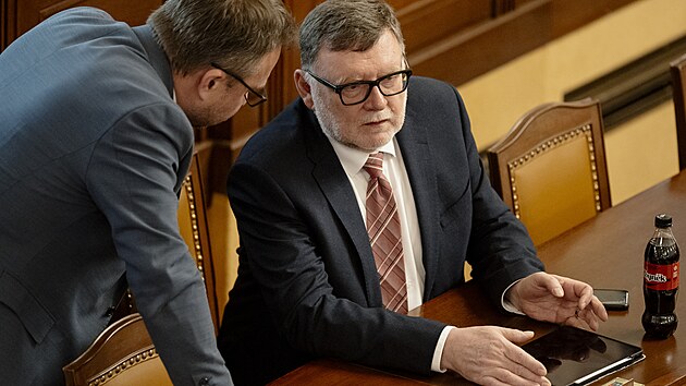Ministr financí Zbyněk Stanjura a ministr práce a sociálních věcí Marian...
