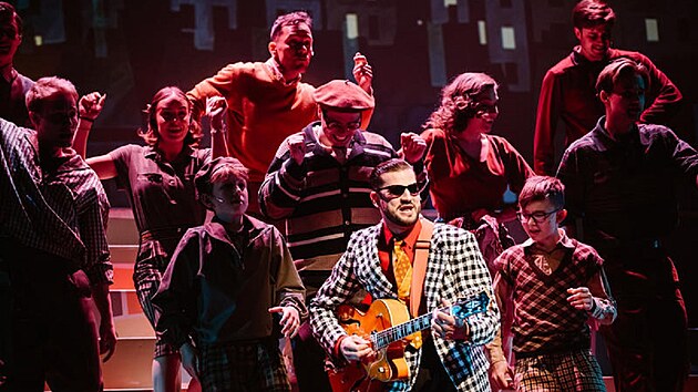 Mstsk divadlo Brno uvede muzikl akal lta, kter je proslaven zejmna filmem z roku 1993. Ikonick postavy Bejbyho, kter pin sen o svobod a nezvislosti, se na jeviti chop urostl feci Kristian Pekar (na snmku s kytarou) a Libor Matou.