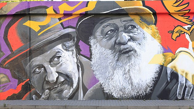 Nov graffiti na oprn zdi v aracov ulici v brnnskm Komn znzoruje osobnosti brnnsk kulturn scny. Na snmku Bolek Polvka s Jim Pechou.