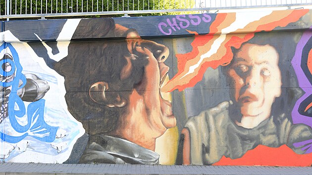 Nov graffiti na oprn zdi v aracov ulici v brnnskm Komn znzoruje osobnosti brnnsk kulturn scny. Na snmku Miroslav Donutil.