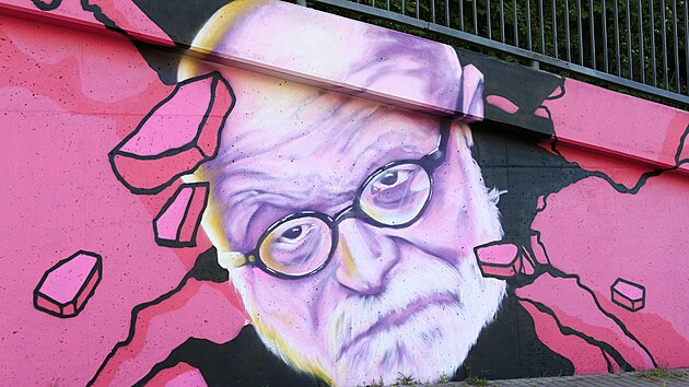 Nov graffiti na oprn zdi v aracov ulici v brnnskm Komn znzoruje osobnosti brnnsk kulturn scny. Na snmku Arnot Goldflam.