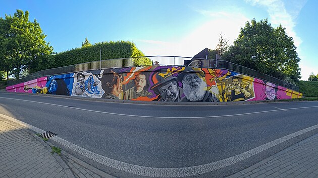 Nov graffiti na oprn zdi v aracov ulici v brnnskm Komn znzoruje osobnosti brnnsk kulturn scny.