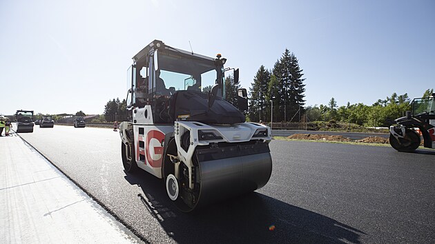 Na brnnskm Masarykov okruhu se pokld finln vrstva speciln smsi asfaltu, po kterm se budou prohnt hvzdy MotoGP. Nerovnosti na drze jsou nepijateln. (2. kvtna 2025)