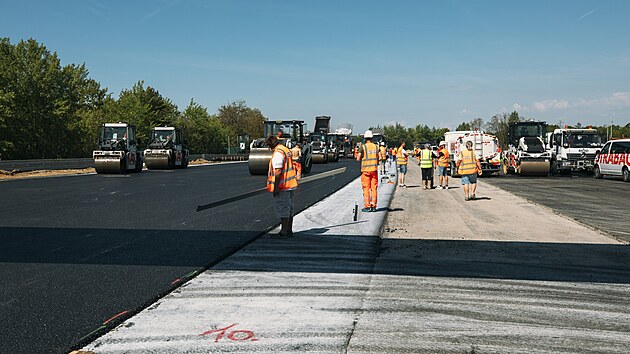 Na brnnskm Masarykov okruhu se pokld finln vrstva speciln smsi asfaltu, po kterm se budou prohnt hvzdy MotoGP. Teplota se striktn hld ve vech fzch vroby, ppravy i pokldn. Nesm bt ani nzk, ani pli vysok, jinak asfaltov sms ztrat sv vlastnosti. (2. kvtna 2025)