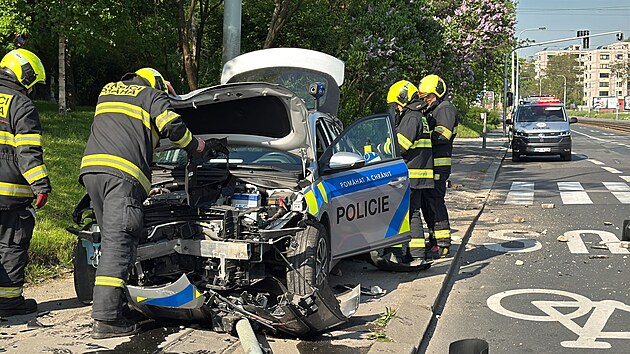 Policist mli pi vjezdu k udlosti dopravn nehodu v ulici Plzesk. (1. kvtna 2025)