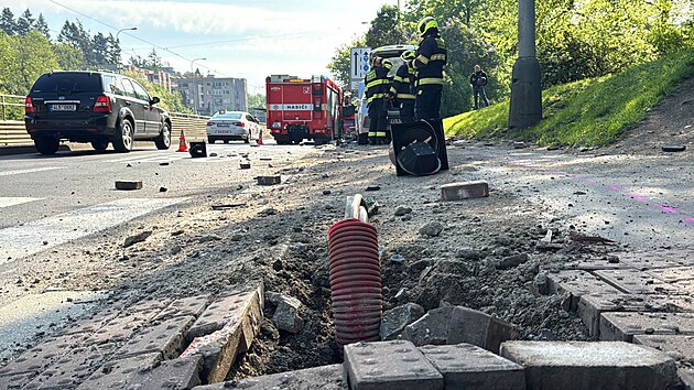 Policist mli pi vjezdu k udlosti dopravn nehodu v ulici Plzesk. (1. kvtna 2025)