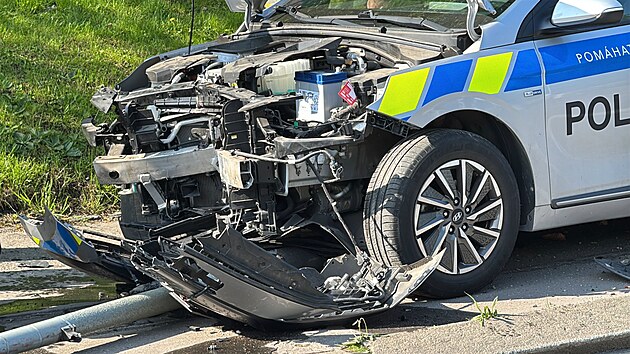 Policist mli pi vjezdu k udlosti dopravn nehodu v ulici Plzesk. (1. kvtna 2025)