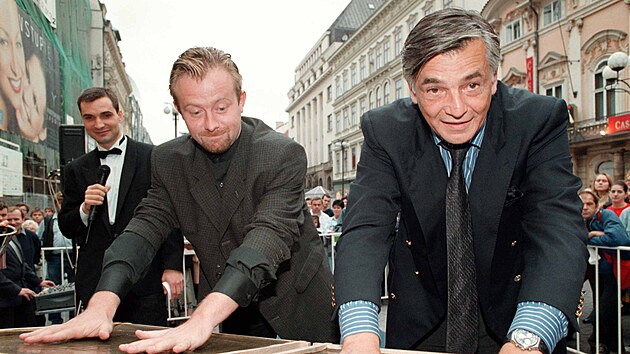Restaurace Planet Hollywood v Praze m hmotn pamtky i na eskou filmovou produkci. Protagonist Michlkova filmu Je teba zabt Sekala Ji Bartoka a Olaf Lubaszenko (vlevo) navzali na hollywoodskou tradici a obtiskli sv dlan do rychleschnoucho betonu. (3. z 1998)
